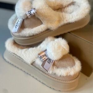 Justin Boots Tan and Cream Fuzzy Sandals